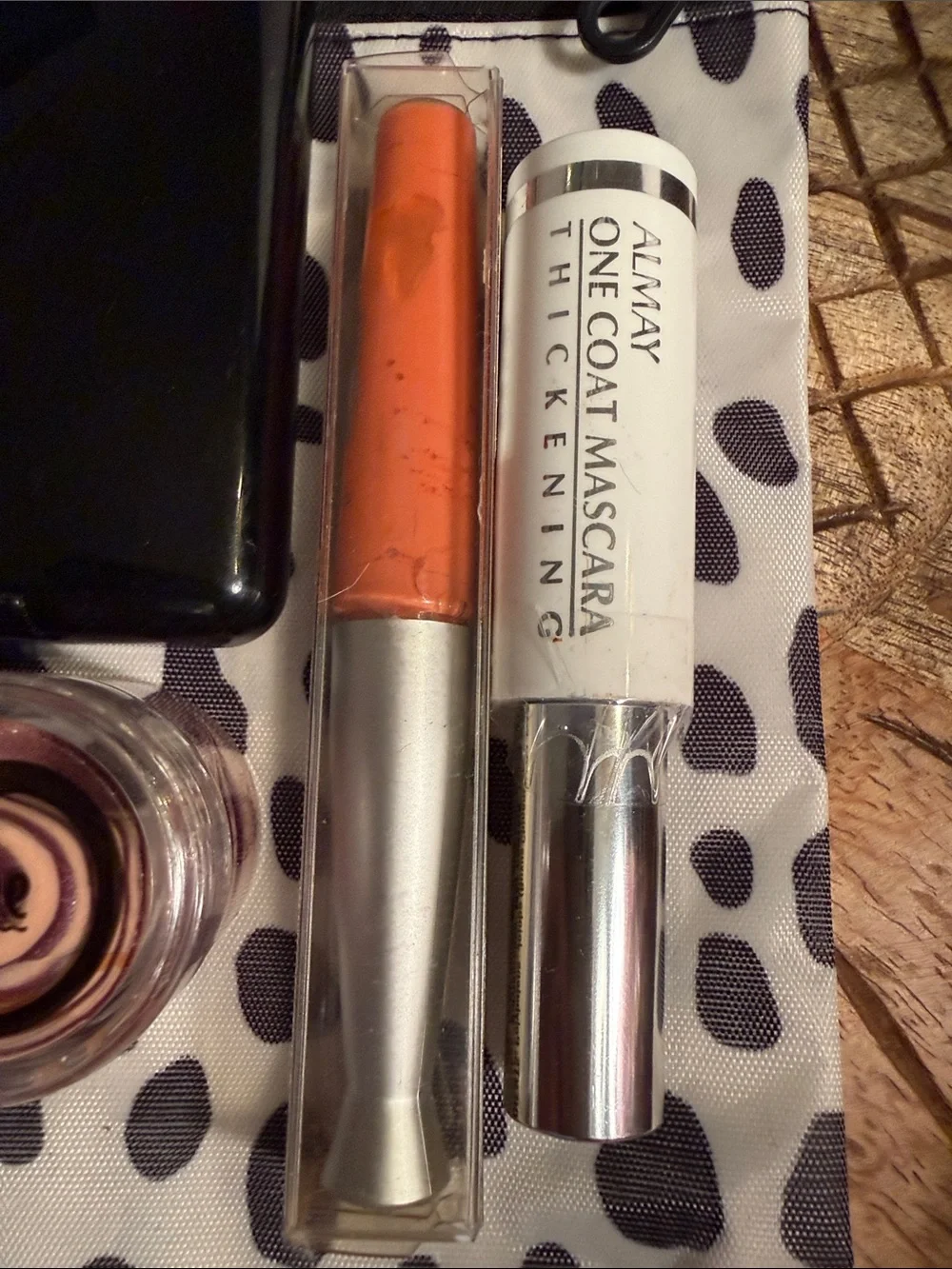 💄NWT Makeup Essentials Kit - Neutral Peach & more with a bl/wht crossbody bag